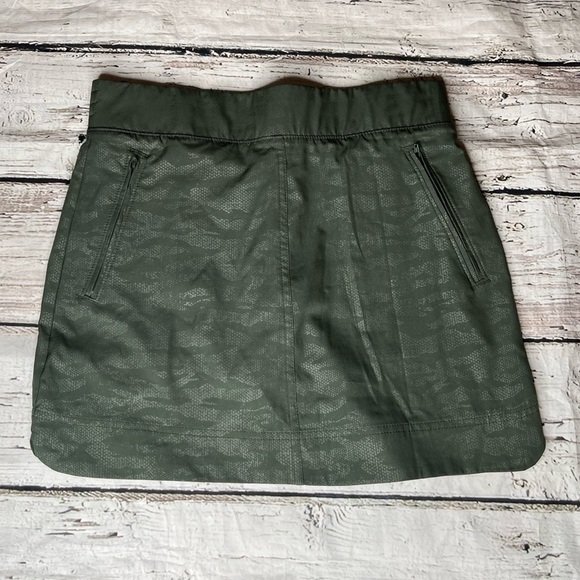 Orvis Pants - Orvis Green Camo Embossed Athletic Skort Size XS